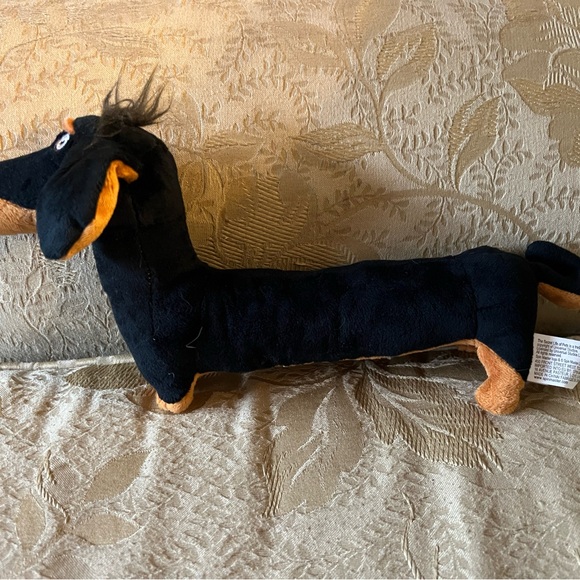 Universal Studios Secret Life Of Pets Dachshund - Picture 2 of 3